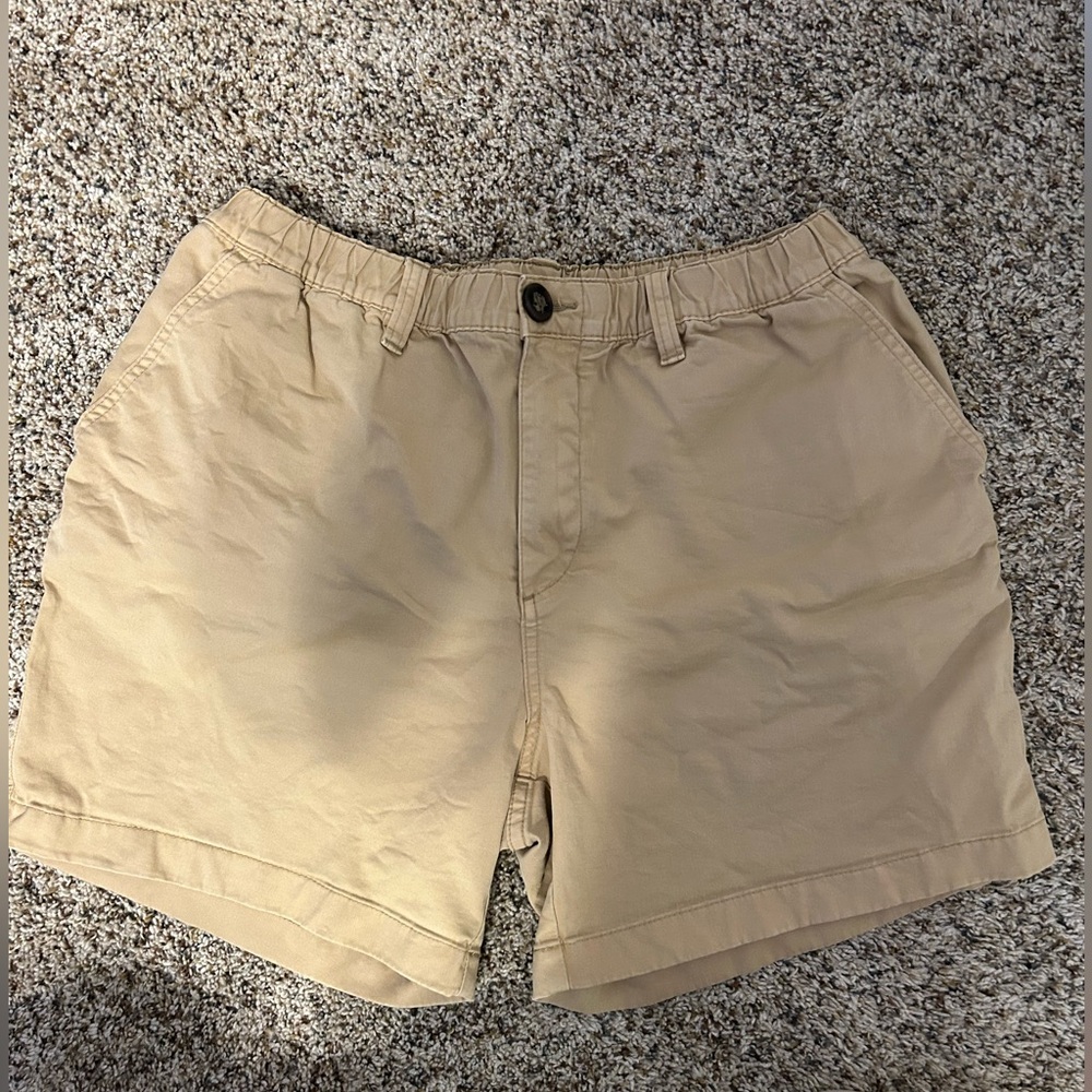 chubbies medium 5.5in inseam khaki shorts.